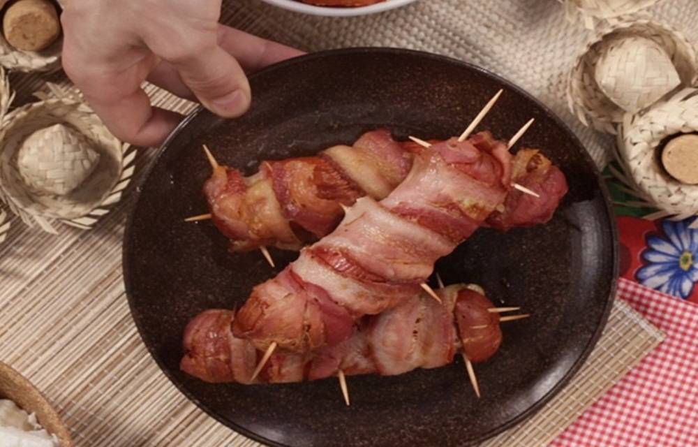 Ir para  <ul>
	<li>Salsich&atilde;o;</li>
	<li>canudo;</li>
	<li>queijo mussarela;</li>
	<li>bacon em fatias;</li>
	<li>palitos de dentes (para prender);</li>
	<li>Retire as...